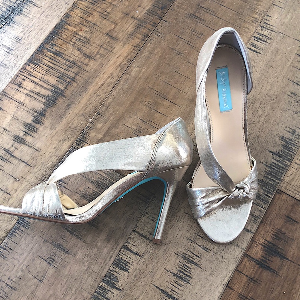 NWOT Betsy Johnson Gold Knot Heels